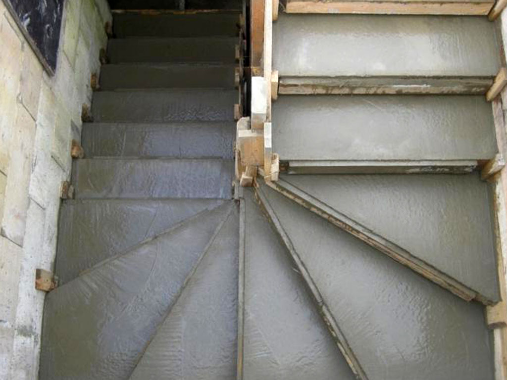 Установка бетонной лестницы из семи забежных ступеней